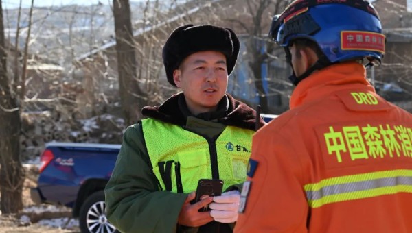 積石山地震發(fā)生后，朱貴民臨危受命，連夜組織人員設(shè)備馳援災(zāi)區(qū)。天還沒有亮，救援簡易帳篷開始搭建，受災(zāi)群眾們在安全地帶生火取暖，空氣中彌漫著緊張的氣息，“我們要加快救援速度，災(zāi)情不等人！”為保證計(jì)劃工期順