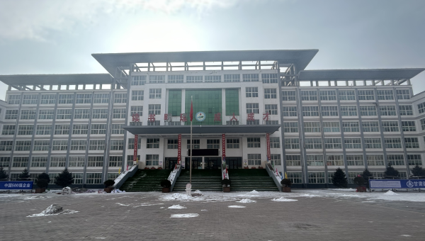 春節(jié)將至，大多數(shù)建設(shè)者已踏上歸途，但在臨夏積石山縣積石中學(xué)災(zāi)后維修項目施工現(xiàn)場，仍是一派如火如荼、干勁十足的繁忙景象，墻面修補、吊頂安裝、更換震損礦棉板等作業(yè)緊張有序進(jìn)行，為即將到來的新春佳節(jié)“渲染”