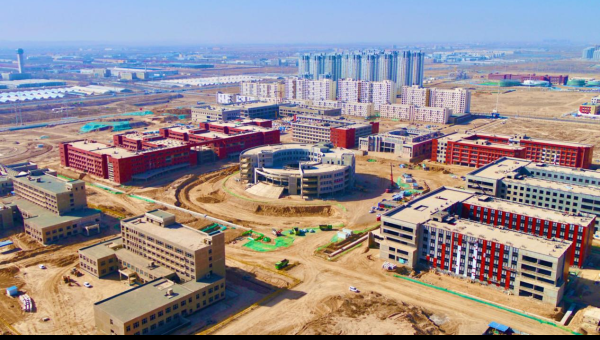 復(fù)工以來，蘭州工業(yè)學(xué)院蘭州新區(qū)新校區(qū)建設(shè)項目火力全開，走近各作業(yè)面，材料運輸車輛來回穿梭、支溝作業(yè)現(xiàn)場轟鳴作響、體育場周邊大型吊機(jī)往來運作、綜合管廊內(nèi)電焊火花飛揚……一派忙碌景象！據(jù)了解，項目部緊緊圍