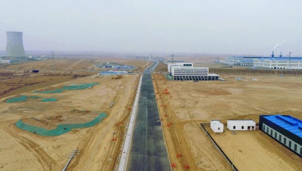 “目前，該項(xiàng)目路槽已開挖5.1公里，結(jié)構(gòu)層施工完成2.1公里，管網(wǎng)施工進(jìn)度達(dá)到60%，現(xiàn)場投入挖掘機(jī)、混凝土泵車等機(jī)械設(shè)備二十余臺(tái)，勞務(wù)作業(yè)人員五十余名正在加緊作業(yè)！”項(xiàng)目負(fù)責(zé)人告訴筆者，項(xiàng)目在春節(jié)后