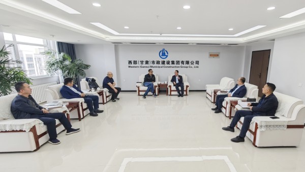5月14日，中航規(guī)劃設(shè)計(jì)研究總院市政工程設(shè)計(jì)研究院黨委書記、院長(zhǎng)陳曉峰一行到訪西部（甘肅）市政建設(shè)集團(tuán)有限公司。西部市政建設(shè)集團(tuán)黨委書記、董事長(zhǎng)劉文太對(duì)中航市政院一行到訪表示歡迎。座談中，雙方負(fù)責(zé)人介